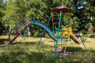 Kramatorsk, Ukrayna, Temmuz 07, 2024 Rusya ile savaş sırasında Kramatorsk 'taki binalar Rus füzelerinin hedefi oldu ve her gün sirenler çalsa da insanlar sokaklara döküldü..