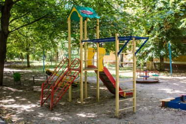 Kramatorsk, Ukrayna, Temmuz 07, 2024 Rusya ile savaş sırasında Kramatorsk 'taki binalar Rus füzelerinin hedefi oldu ve her gün sirenler çalsa da insanlar sokaklara döküldü..