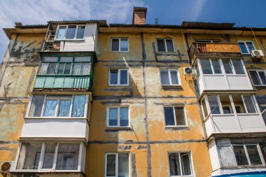 Kramatorsk, Ukrayna, Temmuz 07, 2024 Rusya ile savaş sırasında Kramatorsk 'taki binalar Rus füzelerinin hedefi oldu ve her gün sirenler çalsa da insanlar sokaklara döküldü..