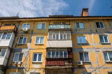 Kramatorsk, Ukrayna, Temmuz 07, 2024 Rusya ile savaş sırasında Kramatorsk 'taki binalar Rus füzelerinin hedefi oldu ve her gün sirenler çalsa da insanlar sokaklara döküldü..