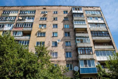 Kramatorsk, Ukrayna, Temmuz 07, 2024 Rusya ile savaş sırasında Kramatorsk 'taki binalar Rus füzelerinin hedefi oldu ve her gün sirenler çalsa da insanlar sokaklara döküldü..