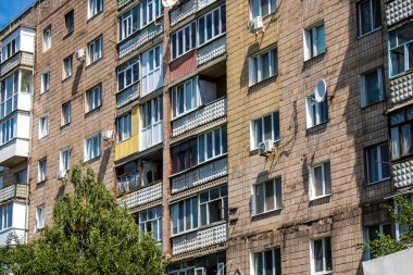 Kramatorsk, Ukrayna, Temmuz 07, 2024 Rusya ile savaş sırasında Kramatorsk 'taki binalar Rus füzelerinin hedefi oldu ve her gün sirenler çalsa da insanlar sokaklara döküldü..