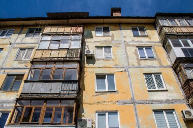 Kramatorsk, Ukrayna, Temmuz 07, 2024 Rusya ile savaş sırasında Kramatorsk 'taki binalar Rus füzelerinin hedefi oldu ve her gün sirenler çalsa da insanlar sokaklara döküldü..