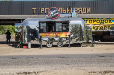 Kramatorsk, Ukrayna, Temmuz 07, 2024 Rusya ile savaş sırasında Kramatorsk 'taki binalar Rus füzelerinin hedefi oldu ve her gün sirenler çalsa da insanlar sokaklara döküldü..