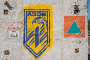 Kramatorsk, Ukrayna, Temmuz 07, 2024 Rusya ile savaş sırasında Kramatorsk 'taki binalar Rus füzelerinin hedefi oldu ve her gün sirenler çalsa da insanlar sokaklara döküldü..