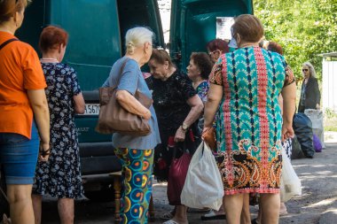 Kramatorsk, Ukrayna, Temmuz 07, 2024 İnsani yardım, Kramatorsk sakinlerine yardım ediyor..