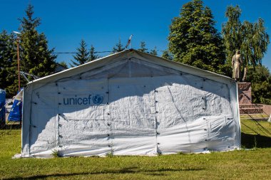 Tsyrkuny, Ukrayna, Temmuz 07, 2024 Tsyrkuny köyündeki mülteci çadırları. Rus kuvvetleri Kharkiv Oblastı 'ndaki Tsyrkuny köyüne güdümlü hava bombasıyla saldırdılar..