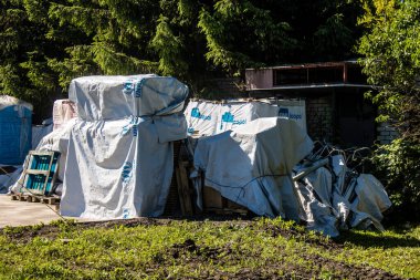 Tsyrkuny, Ukrayna, Temmuz 07, 2024 Tsyrkuny köyündeki mülteci çadırları. Rus kuvvetleri Kharkiv Oblastı 'ndaki Tsyrkuny köyüne güdümlü hava bombasıyla saldırdılar..