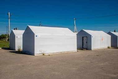 Tsyrkuny, Ukrayna, Temmuz 07, 2024 Tsyrkuny köyündeki mülteci çadırları. Rus kuvvetleri Kharkiv Oblastı 'ndaki Tsyrkuny köyüne güdümlü hava bombasıyla saldırdılar..