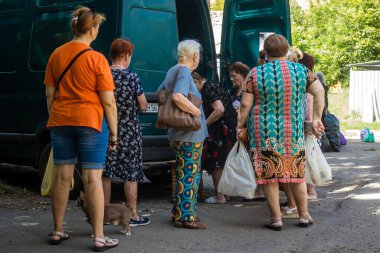 Kramatorsk, Ukrayna, Temmuz 07, 2024 İnsani yardım, Kramatorsk sakinlerine yardım ediyor..