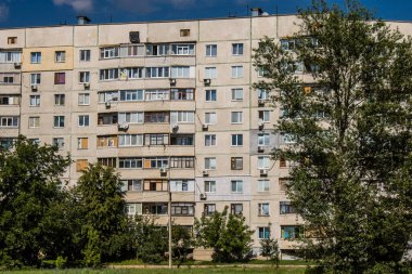 Harkiv, Ukrayna, 8 Temmuz 2024 Saltivka 'da Hasarlı bir bina, Harkiv metropolünde bir kuzey bölgesi. Banliyö bölgesi, Rusya 'nın bombardımanından ülkedeki diğer bölgelerden daha fazla etkilendi..