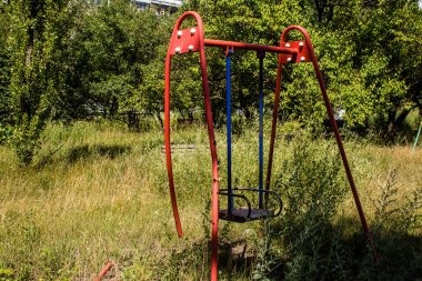 Kharkiv, Ukrayna, 8 Temmuz 2024 Kharkiv 'in Saltivka ilçesindeki hasarlı bir binanın önündeki terk edilmiş çocuk parkı. Rus ordusunun büyük saldırılarından sonra çocuklar buradan tahliye edildi.