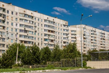 Harkiv, Ukrayna, 8 Temmuz 2024 Saltivka 'da Hasarlı bir bina, Harkiv metropolünde bir kuzey bölgesi. Banliyö bölgesi, Rusya 'nın bombardımanından ülkedeki diğer bölgelerden daha fazla etkilendi..