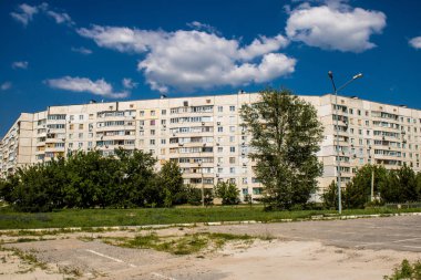 Harkiv, Ukrayna, 8 Temmuz 2024 Saltivka 'da Hasarlı bir bina, Harkiv metropolünde bir kuzey bölgesi. Banliyö bölgesi, Rusya 'nın bombardımanından ülkedeki diğer bölgelerden daha fazla etkilendi..