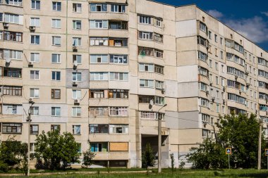 Harkiv, Ukrayna, 8 Temmuz 2024 Saltivka 'da Hasarlı bir bina, Harkiv metropolünde bir kuzey bölgesi. Banliyö bölgesi, Rusya 'nın bombardımanından ülkedeki diğer bölgelerden daha fazla etkilendi..