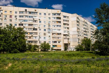 Harkiv, Ukrayna, 8 Temmuz 2024 Saltivka 'da Hasarlı bir bina, Harkiv metropolünde bir kuzey bölgesi. Banliyö bölgesi, Rusya 'nın bombardımanından ülkedeki diğer bölgelerden daha fazla etkilendi..