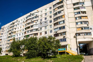 Harkiv, Ukrayna, 8 Temmuz 2024 Saltivka 'da Hasarlı bir bina, Harkiv metropolünde bir kuzey bölgesi. Banliyö bölgesi, Rusya 'nın bombardımanından ülkedeki diğer bölgelerden daha fazla etkilendi..