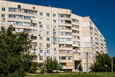 Harkiv, Ukrayna, 8 Temmuz 2024 Saltivka 'da Hasarlı bir bina, Harkiv metropolünde bir kuzey bölgesi. Banliyö bölgesi, Rusya 'nın bombardımanından ülkedeki diğer bölgelerden daha fazla etkilendi..