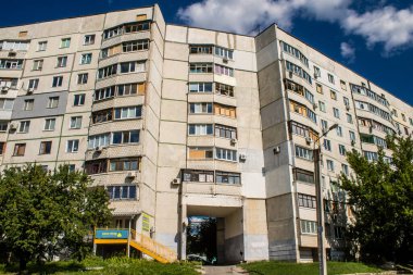 Harkiv, Ukrayna, 8 Temmuz 2024 Saltivka 'da Hasarlı bir bina, Harkiv metropolünde bir kuzey bölgesi. Banliyö bölgesi, Rusya 'nın bombardımanından ülkedeki diğer bölgelerden daha fazla etkilendi..