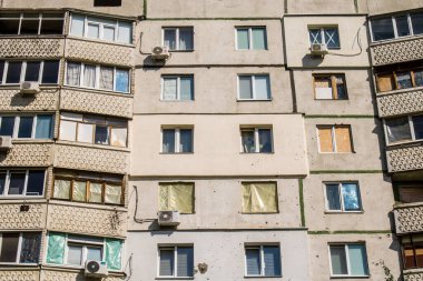 Harkiv, Ukrayna, 8 Temmuz 2024 Saltivka 'da Hasarlı bir bina, Harkiv metropolünde bir kuzey bölgesi. Banliyö bölgesi, Rusya 'nın bombardımanından ülkedeki diğer bölgelerden daha fazla etkilendi..