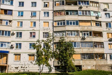 Harkiv, Ukrayna, 8 Temmuz 2024 Saltivka 'da Hasarlı bir bina, Harkiv metropolünde bir kuzey bölgesi. Banliyö bölgesi, Rusya 'nın bombardımanından ülkedeki diğer bölgelerden daha fazla etkilendi..