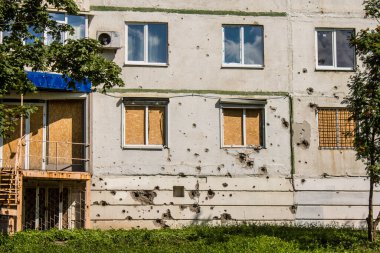 Harkiv, Ukrayna, 8 Temmuz 2024 Saltivka 'da Hasarlı bir bina, Harkiv metropolünde bir kuzey bölgesi. Banliyö bölgesi, Rusya 'nın bombardımanından ülkedeki diğer bölgelerden daha fazla etkilendi..