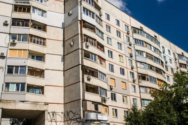 Harkiv, Ukrayna, 8 Temmuz 2024 Saltivka 'da Hasarlı bir bina, Harkiv metropolünde bir kuzey bölgesi. Banliyö bölgesi, Rusya 'nın bombardımanından ülkedeki diğer bölgelerden daha fazla etkilendi..