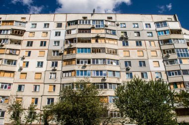 Harkiv, Ukrayna, 8 Temmuz 2024 Saltivka 'da Hasarlı bir bina, Harkiv metropolünde bir kuzey bölgesi. Banliyö bölgesi, Rusya 'nın bombardımanından ülkedeki diğer bölgelerden daha fazla etkilendi..