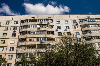 Harkiv, Ukrayna, 8 Temmuz 2024 Saltivka 'da Hasarlı bir bina, Harkiv metropolünde bir kuzey bölgesi. Banliyö bölgesi, Rusya 'nın bombardımanından ülkedeki diğer bölgelerden daha fazla etkilendi..