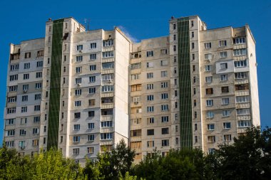Harkiv, Ukrayna, 8 Temmuz 2024 Saltivka 'da Hasarlı bir bina, Harkiv metropolünde bir kuzey bölgesi. Banliyö bölgesi, Rusya 'nın bombardımanından ülkedeki diğer bölgelerden daha fazla etkilendi..