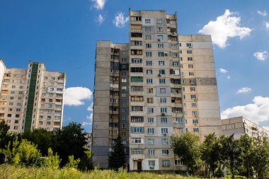 Harkiv, Ukrayna, 8 Temmuz 2024 Saltivka 'da Hasarlı bir bina, Harkiv metropolünde bir kuzey bölgesi. Banliyö bölgesi, Rusya 'nın bombardımanından ülkedeki diğer bölgelerden daha fazla etkilendi..