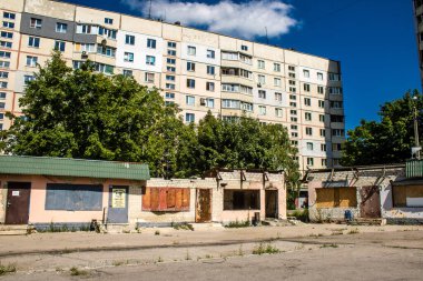 Harkiv, Ukrayna, 8 Temmuz 2024 Saltivka 'da Hasarlı bir bina, Harkiv metropolünde bir kuzey bölgesi. Banliyö bölgesi, Rusya 'nın bombardımanından ülkedeki diğer bölgelerden daha fazla etkilendi..