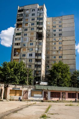 Harkiv, Ukrayna, 8 Temmuz 2024 Saltivka 'da Hasarlı bir bina, Harkiv metropolünde bir kuzey bölgesi. Banliyö bölgesi, Rusya 'nın bombardımanından ülkedeki diğer bölgelerden daha fazla etkilendi..