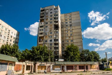 Harkiv, Ukrayna, 8 Temmuz 2024 Saltivka 'da Hasarlı bir bina, Harkiv metropolünde bir kuzey bölgesi. Banliyö bölgesi, Rusya 'nın bombardımanından ülkedeki diğer bölgelerden daha fazla etkilendi..