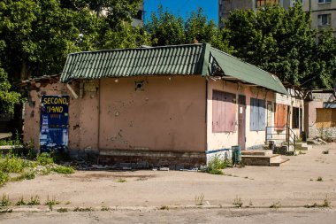 Harkiv, Ukrayna, 8 Temmuz 2024 Saltivka 'da Hasarlı bir bina, Harkiv metropolünde bir kuzey bölgesi. Banliyö bölgesi, Rusya 'nın bombardımanından ülkedeki diğer bölgelerden daha fazla etkilendi..