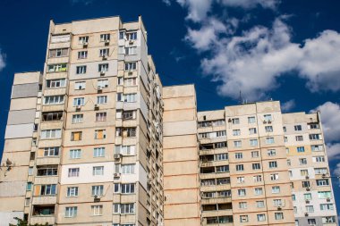 Harkiv, Ukrayna, 8 Temmuz 2024 Saltivka 'da Hasarlı bir bina, Harkiv metropolünde bir kuzey bölgesi. Banliyö bölgesi, Rusya 'nın bombardımanından ülkedeki diğer bölgelerden daha fazla etkilendi..