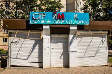 Harkiv, Ukrayna, 8 Temmuz 2024 Saltivka 'da Hasarlı bir bina, Harkiv metropolünde bir kuzey bölgesi. Banliyö bölgesi, Rusya 'nın bombardımanından ülkedeki diğer bölgelerden daha fazla etkilendi..