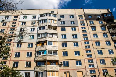 Harkiv, Ukrayna, 8 Temmuz 2024 Saltivka 'da Hasarlı bir bina, Harkiv metropolünde bir kuzey bölgesi. Banliyö bölgesi, Rusya 'nın bombardımanından ülkedeki diğer bölgelerden daha fazla etkilendi..