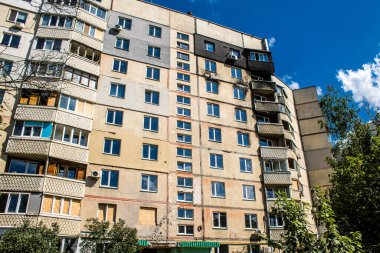 Harkiv, Ukrayna, 8 Temmuz 2024 Saltivka 'da Hasarlı bir bina, Harkiv metropolünde bir kuzey bölgesi. Banliyö bölgesi, Rusya 'nın bombardımanından ülkedeki diğer bölgelerden daha fazla etkilendi..
