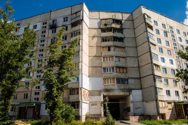 Harkiv, Ukrayna, 8 Temmuz 2024 Saltivka 'da Hasarlı bir bina, Harkiv metropolünde bir kuzey bölgesi. Banliyö bölgesi, Rusya 'nın bombardımanından ülkedeki diğer bölgelerden daha fazla etkilendi..