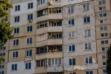 Harkiv, Ukrayna, 8 Temmuz 2024 Saltivka 'da Hasarlı bir bina, Harkiv metropolünde bir kuzey bölgesi. Banliyö bölgesi, Rusya 'nın bombardımanından ülkedeki diğer bölgelerden daha fazla etkilendi..