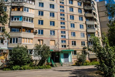 Harkiv, Ukrayna, 8 Temmuz 2024 Saltivka 'da Hasarlı bir bina, Harkiv metropolünde bir kuzey bölgesi. Banliyö bölgesi, Rusya 'nın bombardımanından ülkedeki diğer bölgelerden daha fazla etkilendi..