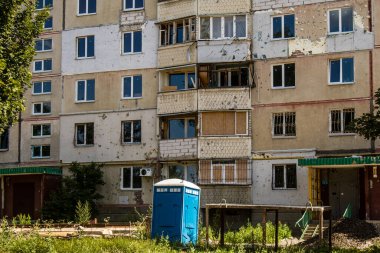 Harkiv, Ukrayna, 8 Temmuz 2024 Saltivka 'da Hasarlı bir bina, Harkiv metropolünde bir kuzey bölgesi. Banliyö bölgesi, Rusya 'nın bombardımanından ülkedeki diğer bölgelerden daha fazla etkilendi..