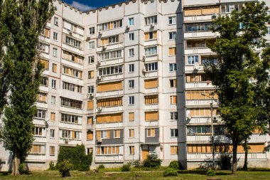 Harkiv, Ukrayna, 8 Temmuz 2024 Saltivka 'da Hasarlı bir bina, Harkiv metropolünde bir kuzey bölgesi. Banliyö bölgesi, Rusya 'nın bombardımanından ülkedeki diğer bölgelerden daha fazla etkilendi..