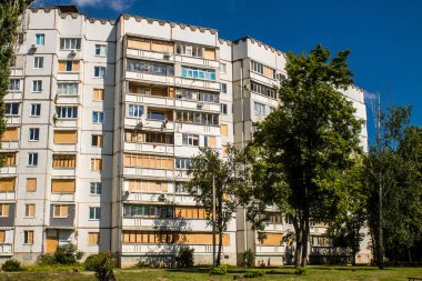 Harkiv, Ukrayna, 8 Temmuz 2024 Saltivka 'da Hasarlı bir bina, Harkiv metropolünde bir kuzey bölgesi. Banliyö bölgesi, Rusya 'nın bombardımanından ülkedeki diğer bölgelerden daha fazla etkilendi..