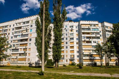 Harkiv, Ukrayna, 8 Temmuz 2024 Saltivka 'da Hasarlı bir bina, Harkiv metropolünde bir kuzey bölgesi. Banliyö bölgesi, Rusya 'nın bombardımanından ülkedeki diğer bölgelerden daha fazla etkilendi..