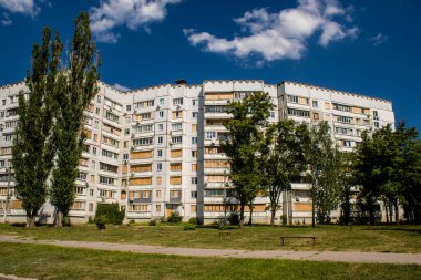 Harkiv, Ukrayna, 8 Temmuz 2024 Saltivka 'da Hasarlı bir bina, Harkiv metropolünde bir kuzey bölgesi. Banliyö bölgesi, Rusya 'nın bombardımanından ülkedeki diğer bölgelerden daha fazla etkilendi..