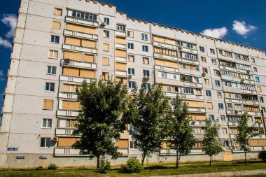 Harkiv, Ukrayna, 8 Temmuz 2024 Saltivka 'da Hasarlı bir bina, Harkiv metropolünde bir kuzey bölgesi. Banliyö bölgesi, Rusya 'nın bombardımanından ülkedeki diğer bölgelerden daha fazla etkilendi..