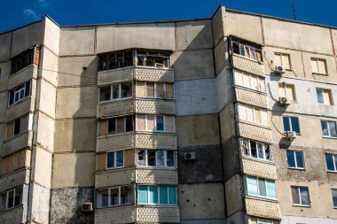 Harkiv, Ukrayna, 8 Temmuz 2024 Saltivka 'da Hasarlı bir bina, Harkiv metropolünde bir kuzey bölgesi. Banliyö bölgesi, Rusya 'nın bombardımanından ülkedeki diğer bölgelerden daha fazla etkilendi..