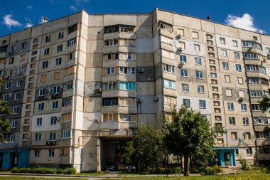 Harkiv, Ukrayna, 8 Temmuz 2024 Saltivka 'da Hasarlı bir bina, Harkiv metropolünde bir kuzey bölgesi. Banliyö bölgesi, Rusya 'nın bombardımanından ülkedeki diğer bölgelerden daha fazla etkilendi..